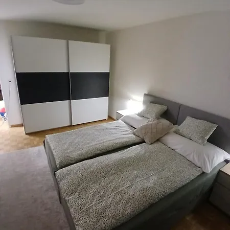 4 Zimmer, 6 Betten, Neu Moebliert, Im Zentrum *