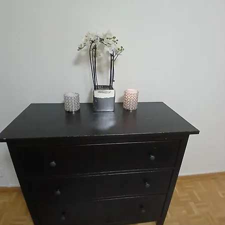 4 Zimmer, 6 Betten, Neu Moebliert, Im Zentrum