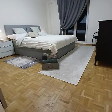 Appartamento 4 Zimmer, 6 Betten, Neu Moebliert, Im Zentrum